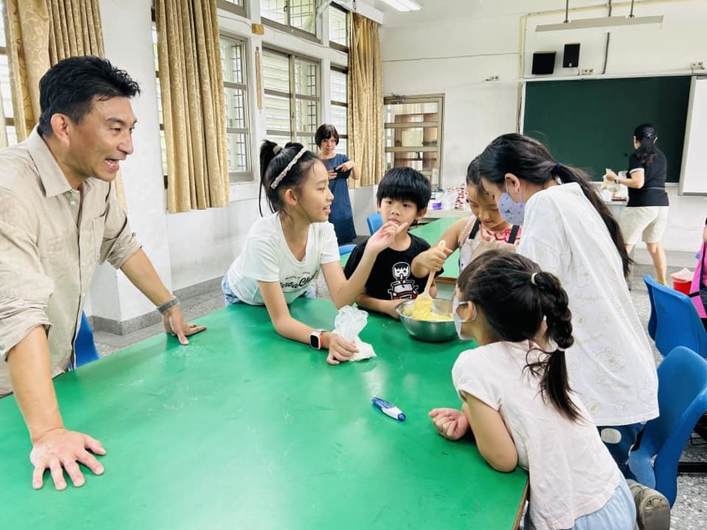 連結到盛夏校園裡的笑聲